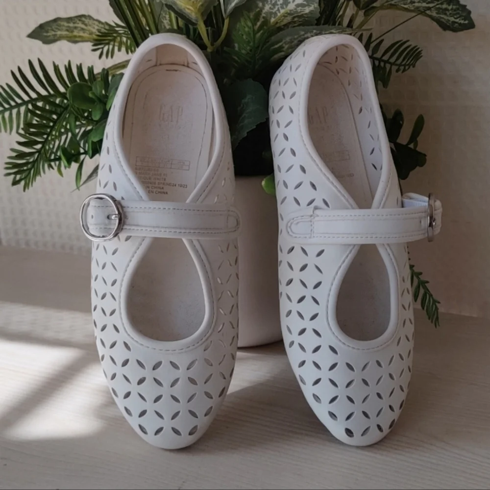 Gap Kids Girls Mary Jane Flats w/ Perforated Detail, Antique White Size 1